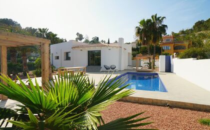Knappe nieuwbouw Ibiza style villa op wandelafstand van de kust van Benissa!