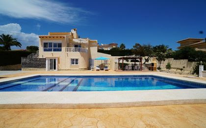 VILLA LOCATED IN CALPE WITH 2 SEPARATE HOUSES IN PERFECT CONDITION WITH SOUTH ORIENTED SWIMMINGPOOL